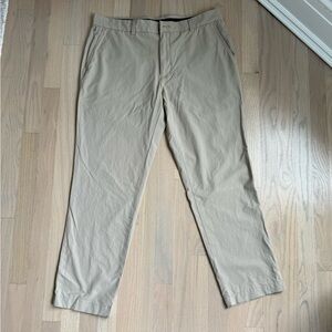 Vineyard Vines Lightweight On-The-Go Men's Khaki Chinos